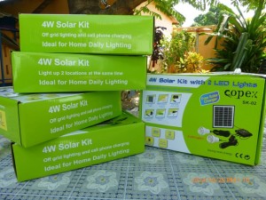 5 solar kits een gift van de jongeren verenining in Neunen